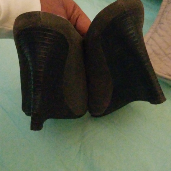 Shoes - Picture 2 of 4